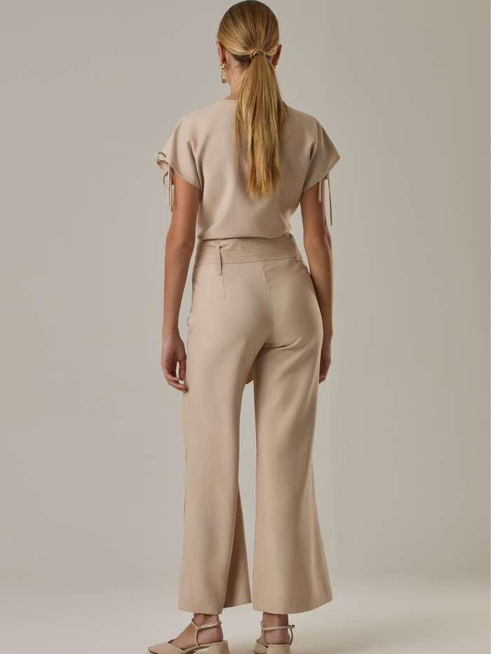 Pantalón de tiro alto en tono beige con un diseño sofisticado. Su silueta de pierna ancha estiliza la figura, mientras que el cinturón anudado en la cintura añade un detalle elegante y favorecedor. Perfecto para un look formal o semiformal.

Detalles:

Color: Sand

Material: 92% Rayón 8% Poliéster