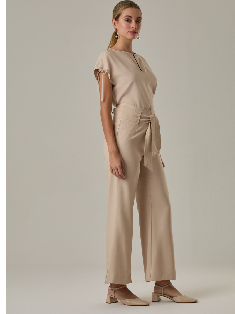 Pantalón de tiro alto en tono beige con un diseño sofisticado. Su silueta de pierna ancha estiliza la figura, mientras que el cinturón anudado en la cintura añade un detalle elegante y favorecedor. Perfecto para un look formal o semiformal.

Detalles:

Color: Sand

Material: 92% Rayón 8% Poliéster