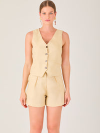 Diseño pulido y versátil para el día a día. Este short de talle medio con pinzas frontales ofrece una silueta ligeramente amplia que equilibra comodidad y estilo. Con bolsillos discretos y acabado sastre, es ideal para combinar con chalecos, blusas o tops ligeros en looks casuales sofisticados o conjuntos veraniegos con un toque refinado.

Color: Sand

Material:100% Lino

Cuidado: Lavar a mano con jabón suave, por separado.No dejar