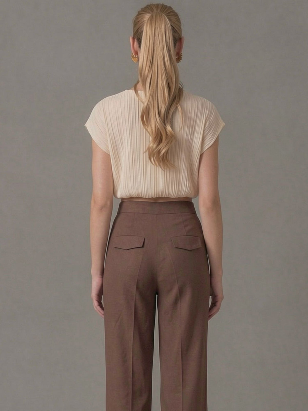 Añade elegancia a tu armario con esta blusa plisada beige para mujer. Su diseño versátil y sofisticado permite combinarla fácilmente con pantalones o faldas para un look refinado y cómodo.