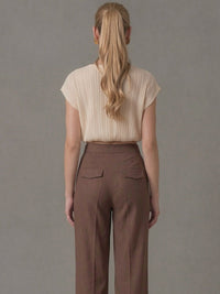 Añade elegancia a tu armario con esta blusa plisada beige para mujer. Su diseño versátil y sofisticado permite combinarla fácilmente con pantalones o faldas para un look refinado y cómodo.