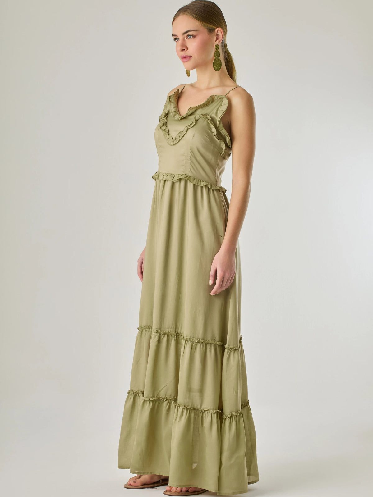 Vestido largo con volantes delicados y silueta fluida, ideal para un look femenino y relajado. Su diseño cómodo y versátil combina elegancia natural con un toque romántico, perfecto para los días cálidos.

Detalles:

Color: Taupe

Material: 100% Lyocel