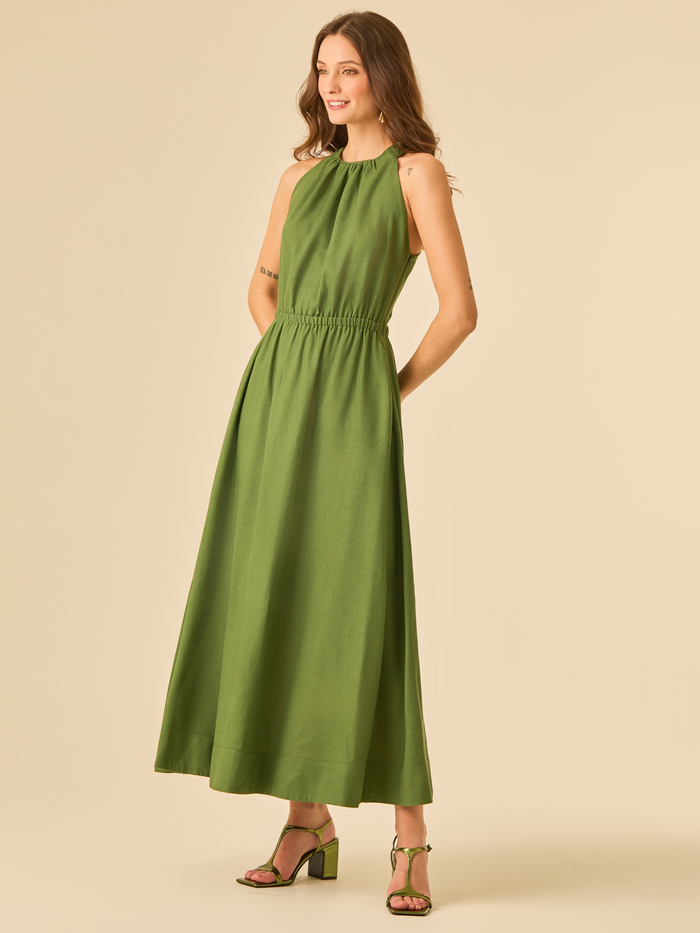 Vestido largo en color verde con detalles combinados a tono. Perfecto para un look elegante y casual.