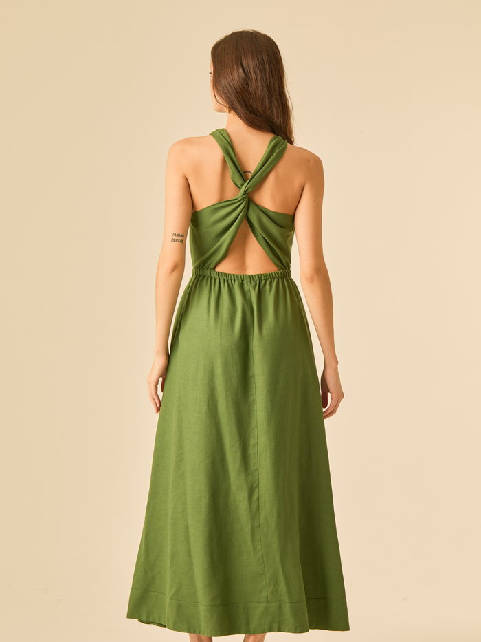 Vestido largo en verde con cuello corto y detalles. Fresco y cómodo para el día a día.