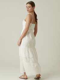 Vestido blanco con tirantes finos y diseño sencillo. Perfecto para un look elegante y minimalista.