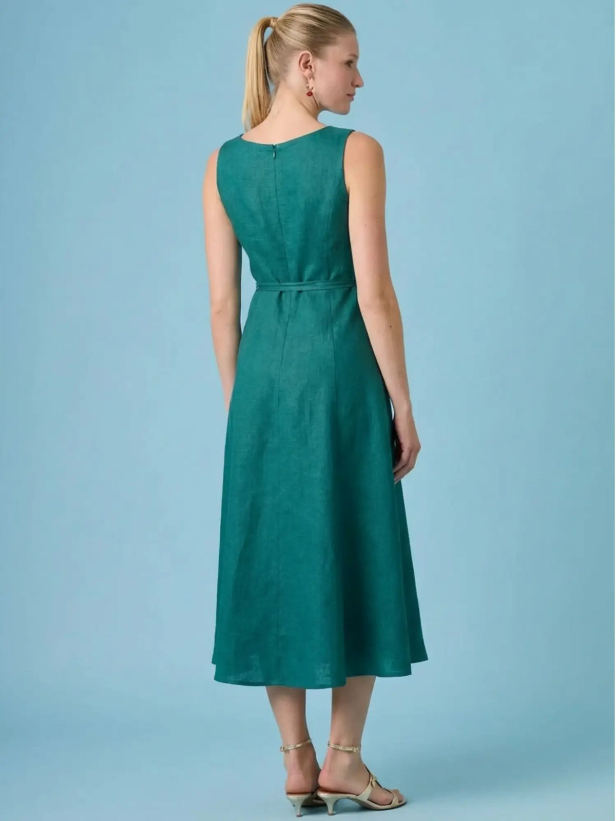 Este Vestido Jacques Turquesa largo es una prenda versátil que realza la silueta gracias a su caída natural y detalles delicados. Ideal para climas cálidos y looks frescos sin perder elegancia.