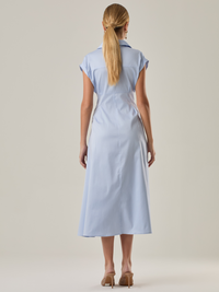 Vestido midi con inspiración safari, ideal para un look sofisticado y versátil. Su diseño con cuello camisero y botones aporta un aire elegante, mientras que los pliegues en la cintura estilizan la silueta. Perfecto para combinar con sandalias o tacones y lograr un outfit atemporal.

Detalles:

Color: Baby Blue 
