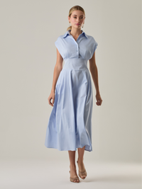 Vestido midi con inspiración safari, ideal para un look sofisticado y versátil. Su diseño con cuello camisero y botones aporta un aire elegante, mientras que los pliegues en la cintura estilizan la silueta. Perfecto para combinar con sandalias o tacones y lograr un outfit atemporal.

Detalles:

Color: Baby Blue 