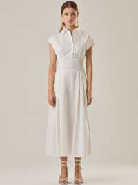 Vestido midi con inspiración safari, ideal para un look sofisticado y versátil. Su diseño con cuello camisero y botones aporta un aire elegante, mientras que los pliegues en la cintura estilizan la silueta. Perfecto para combinar con sandalias o tacones y lograr un outfit atemporal.