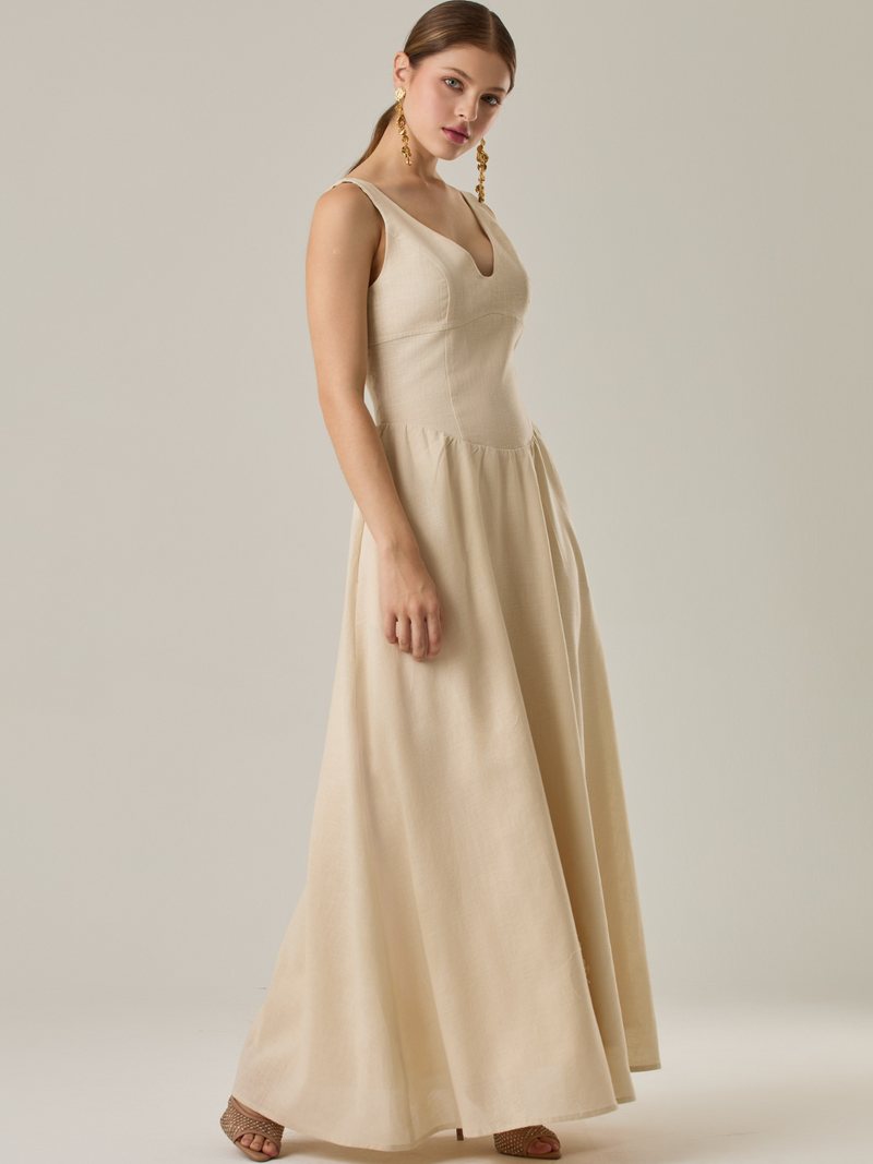Vestido largo sin mangas con escote sutilmente curvado. El talle entallado contrasta con la amplitud de la falda, creando una silueta fluida y elegante. Una propuesta fresca, pensada para climas cálidos o eventos al aire libre, con un aire relajado que no pierde sofisticación.

Detalles:

Color: Sand

Material: 83% Ramie 17% Algodon