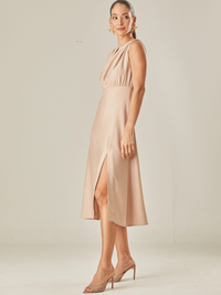 Vestido sin mangas, con diseño elegante y falda con pretina alta.Cuenta con una abertura lateral en la parte inferiores izquierda y cremallera trasera para un ajuste Perfecto. Su tela ligera tiene una caída sutil que realza la figura con delicadeza 