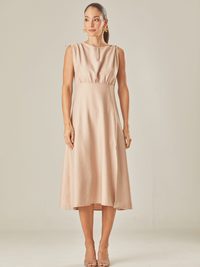 Vestido sin mangas, con diseño elegante y falda con pretina alta.Cuenta con una abertura lateral en la parte inferiores izquierda y cremallera trasera para un ajuste Perfecto. Su tela ligera tiene una caída sutil que realza la figura con delicadeza 

Detalles:

Color: Ivory