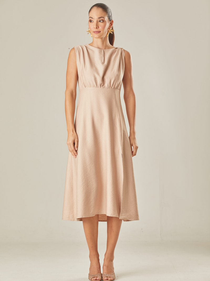 Vestido sin mangas, con diseño elegante y falda con pretina alta.Cuenta con una abertura lateral en la parte inferiores izquierda y cremallera trasera para un ajuste Perfecto. Su tela ligera tiene una caída sutil que realza la figura con delicadeza 

Detalles:

Color: Ivory