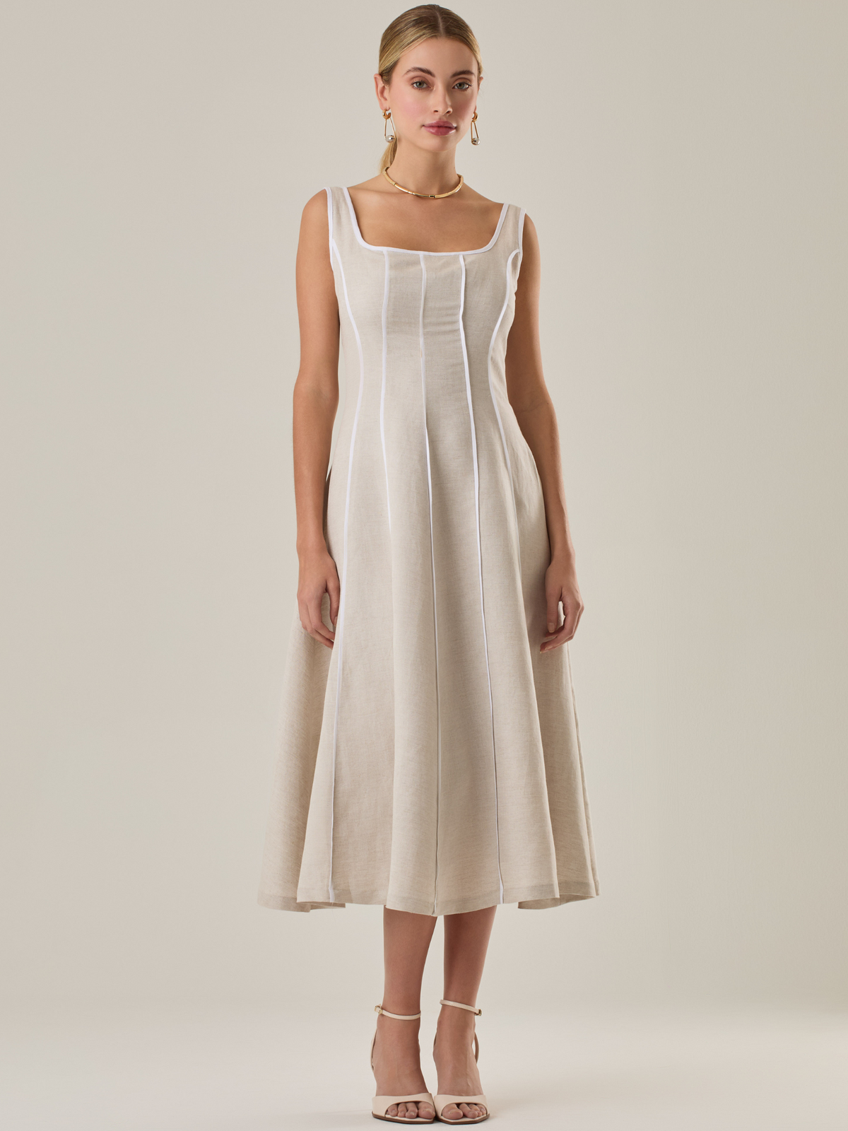 Vestido largo con diseño elegante y funcional , diseño con  botones delanteros y falsos bolsillos, que se complementa con un sutil escote recto, es ideal para un look sofisticado y elegante.