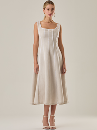 Vestido largo con diseño elegante y funcional , diseño con  botones delanteros y falsos bolsillos, que se complementa con un sutil escote recto, es ideal para un look sofisticado y elegante.