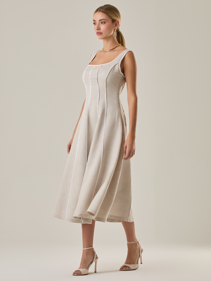 Vestido largo con diseño elegante y funcional , diseño con  botones delanteros y falsos bolsillos, que se complementa con un sutil escote recto, es ideal para un look sofisticado y elegante.