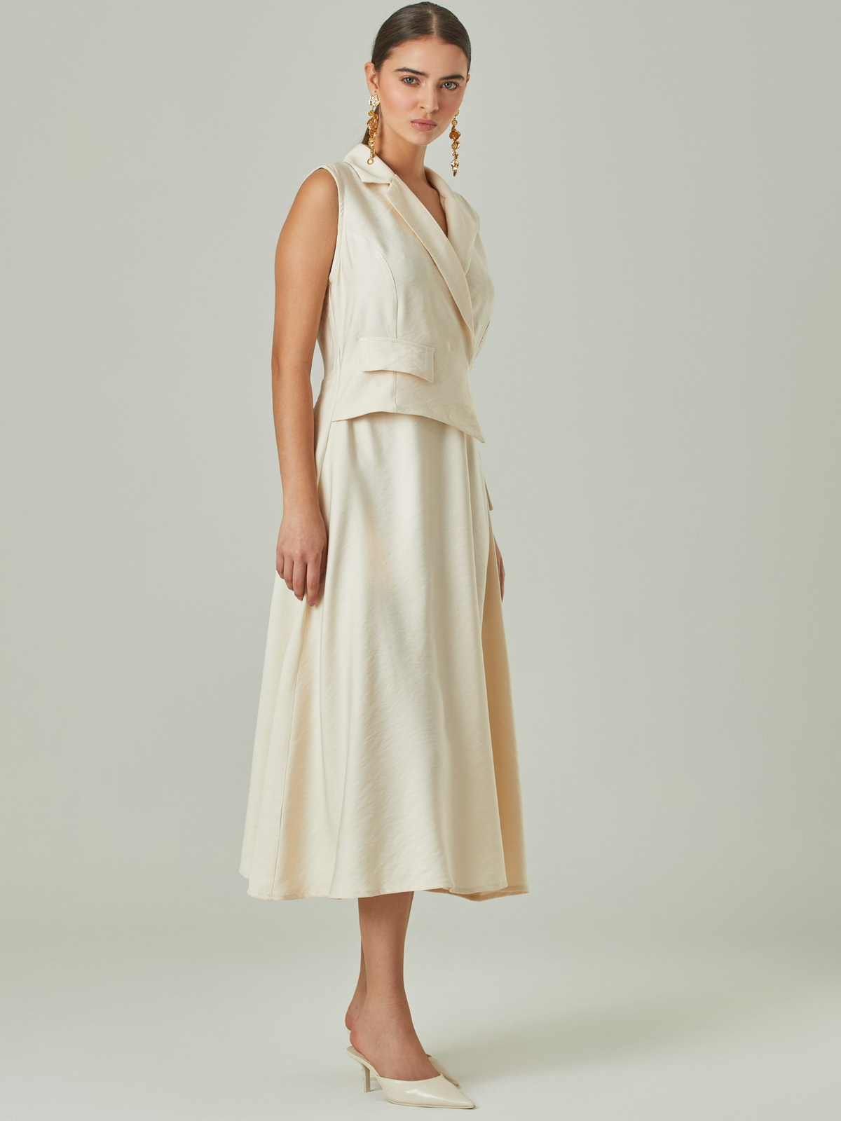 Este vestido sin mangas combina elegancia y sofisticación en cada detalle, su diseño tipo blazer con cierre cruzado realza la silueta con un toque refinado, perfecto para ocasiones especiales. 

Detalles:

Color: Vainilla

Material: 92% Rayon 8% Poliéster.