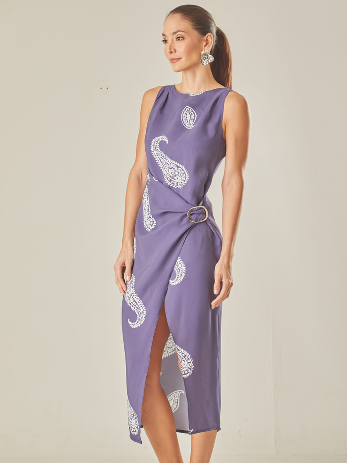 Vestido largo, con abertura frontal , estampado y con hebilla, horma perfecta, es elegante. 