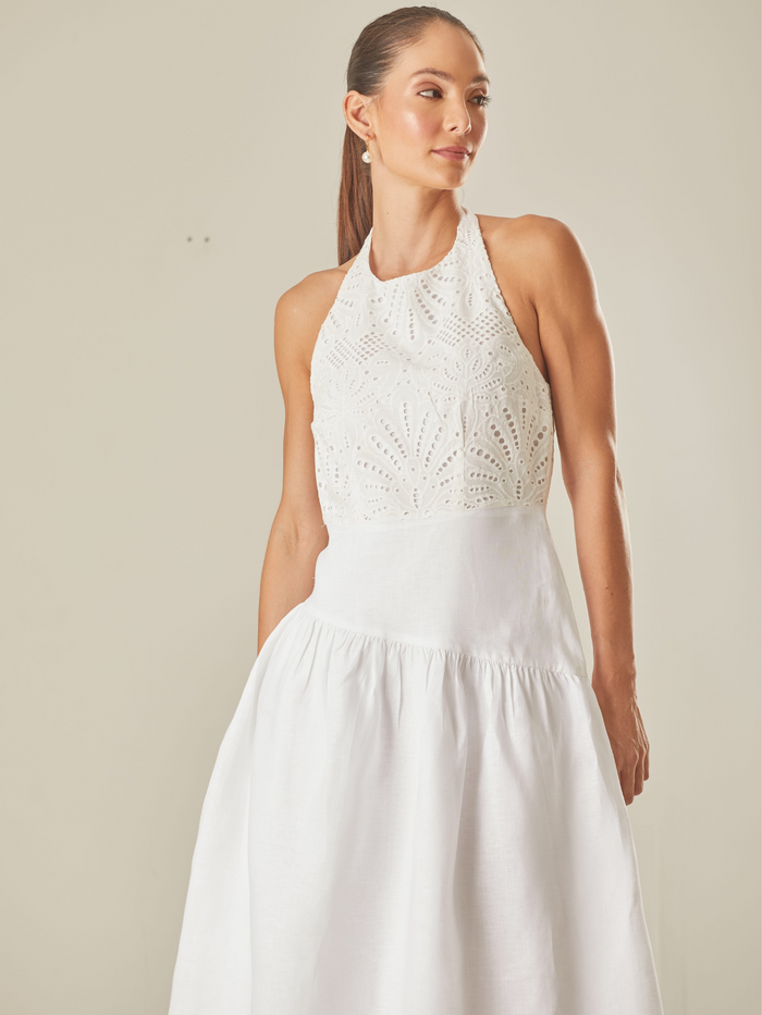 vestido blanco elegante, son manga sisa y cuelllo redondo, diseño exclusivo