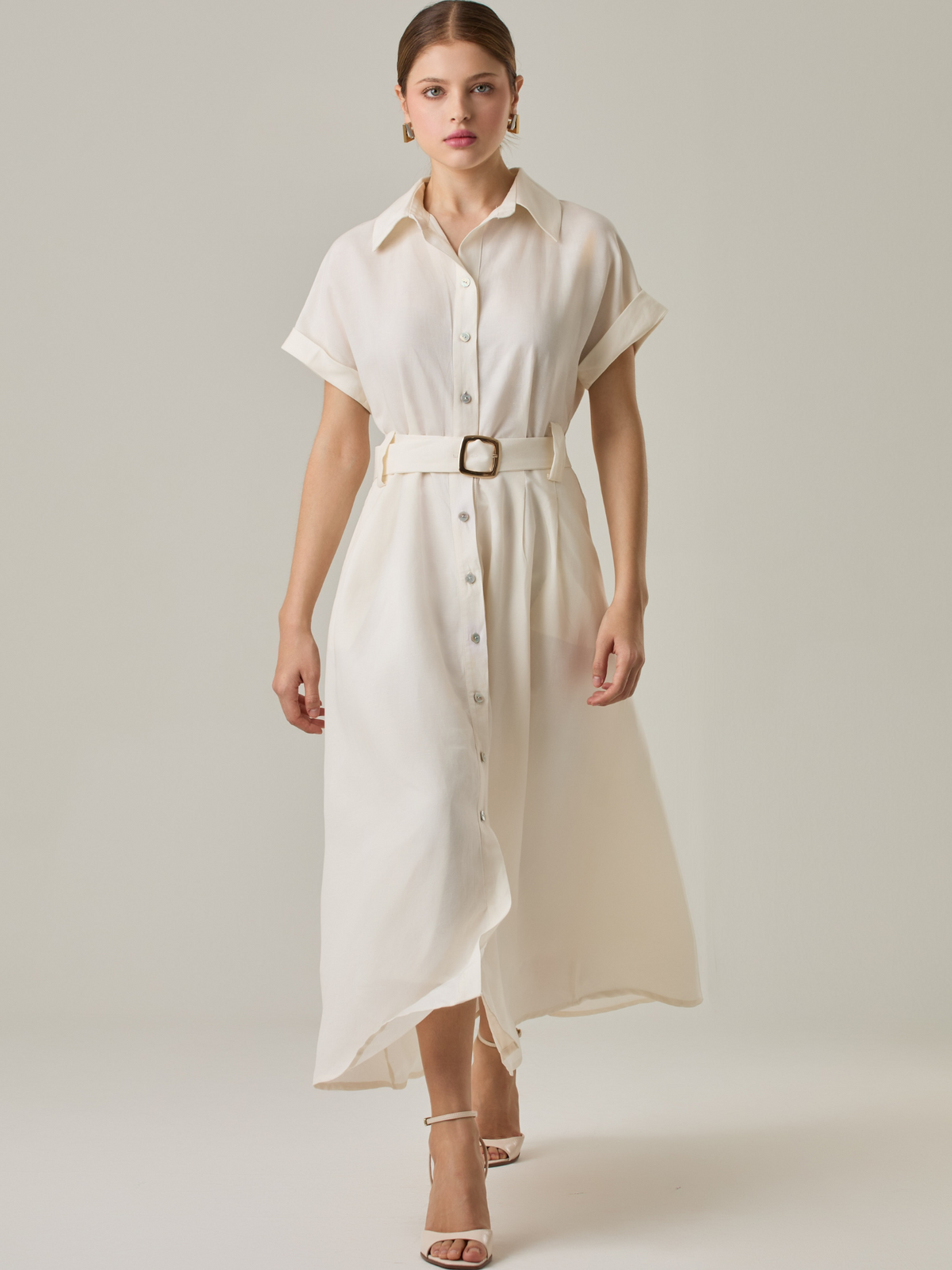 Vestido camisero de silueta midi con botonadura frontal completa y mangas cortas dobladas que aportan un aire relajado. Incorpora un cinturón del mismo material con hebilla forrada que define la cintura y realza la figura. Su estructura lo hace una prenda práctica y atemporal, perfecta para ocasiones casuales o más sofisticadas según cómo se combine.

Detalles:

Color: Blanco Perla

Material: 77% Tencel 23% Lino

Características: Incluye cinturón a tono.
