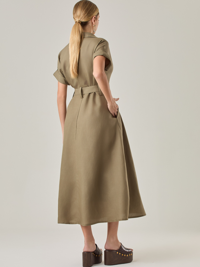 Vestido camisero de silueta midi con botonadura frontal completa y mangas cortas dobladas que aportan un aire relajado. Incorpora un cinturón del mismo material con hebilla forrada que define la cintura y realza la figura. Su estructura lo hace una prenda práctica y atemporal, perfecta para ocasiones casuales o más sofisticadas según cómo se combine.

Detalles:

Color: Olivo