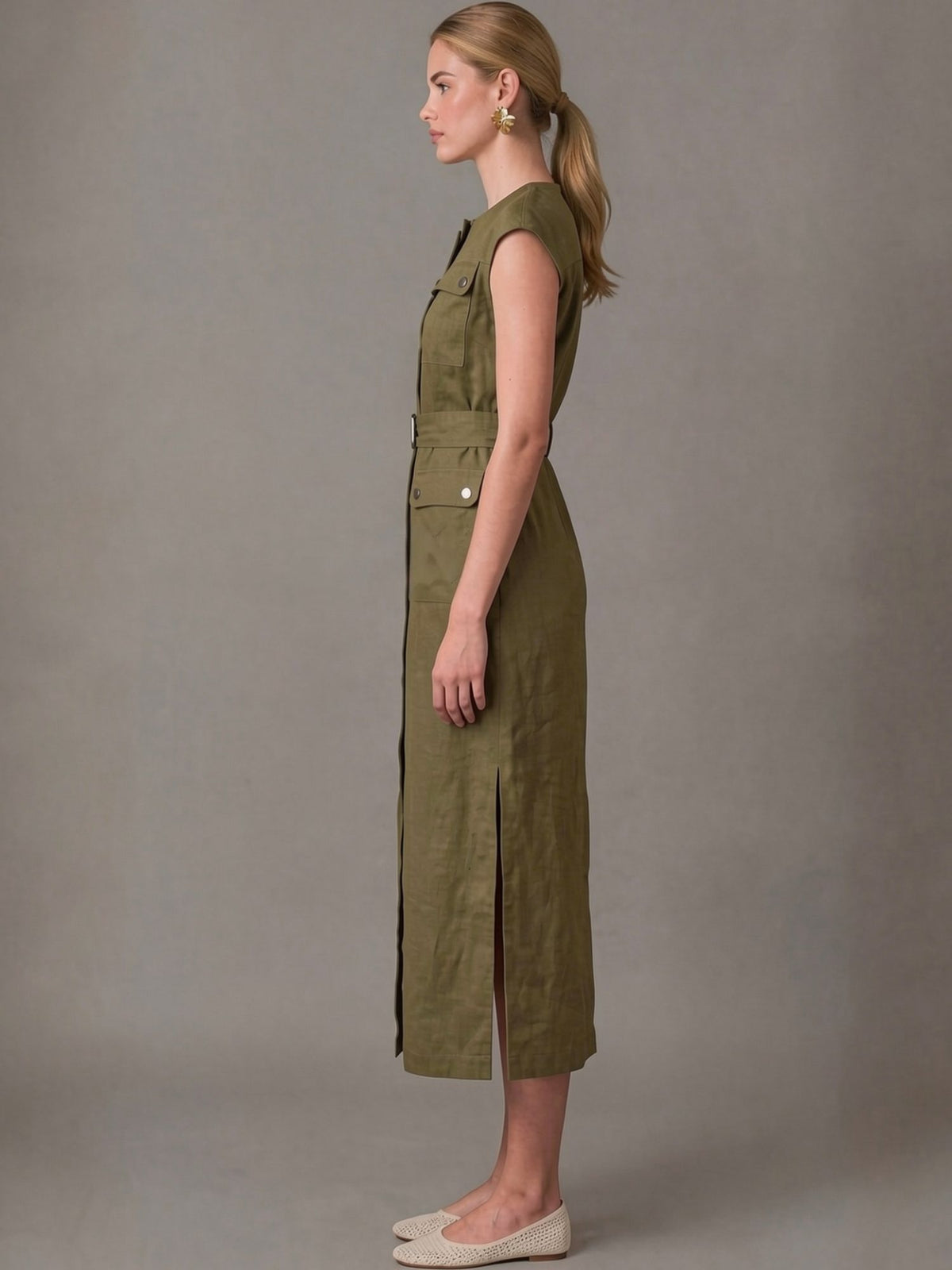 Vestido largo verde militar para mujer con diseño minimalista, corte recto y cintura ajustable. Una prenda versátil que combina comodidad y estilo para cualquier ocasión.