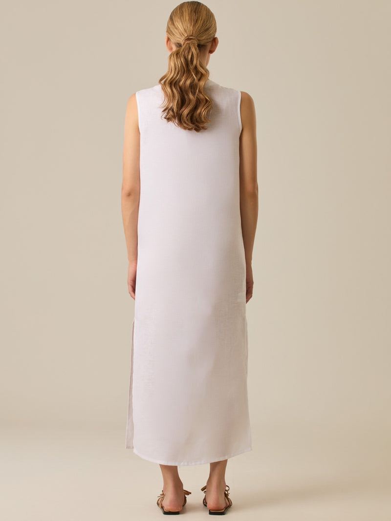 Vestido largo de lino con diseño elegante y funcional , diseño con  botones delanteros, bolsillos a la cadera y un cuello redondo que se complementa con un sutil escote en V, es ideal para un look  sofisticado y cómodo.

Detalles:

Color: Blanco Perla