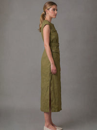 Añade a tu armario este vestido midi verde con cinturón que realza la silueta. Su diseño moderno y funcional con bolsillos lo convierte en una opción perfecta para looks casuales o elegantes.