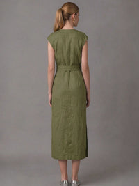 Vestido midi verde oliva para mujer con diseño elegante, cinturón ajustable y prácticos bolsillos. Una prenda versátil que combina estilo y comodidad, perfecta para looks casuales, oficina o eventos informales.