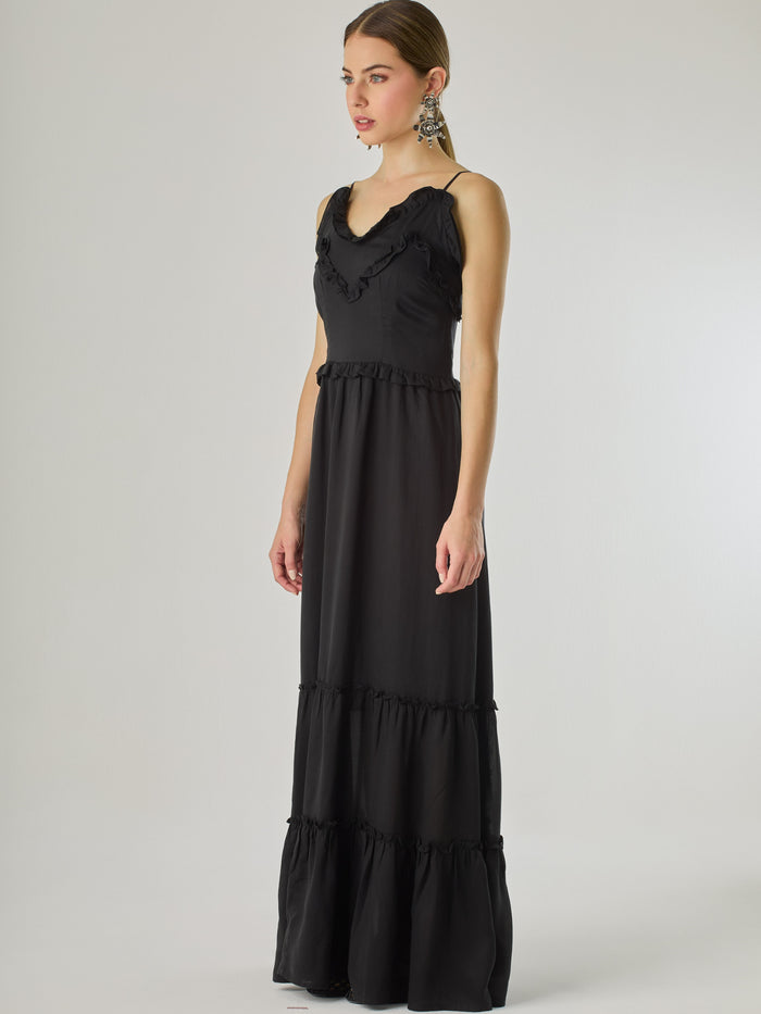 Vestido largo con volantes delicados y silueta fluida, ideal para un look femenino y relajado. Su diseño cómodo y versátil combina elegancia natural con un toque romántico, perfecto para los días cálidos.

Detalles:

Color: Negro

Material: 100% Lyocel