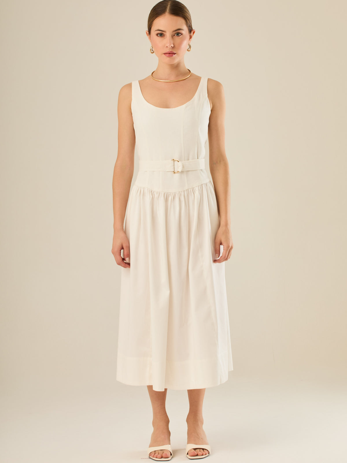 Vestido midi sin mangas con escote redondeado y cinturón decorativo que acentúa la cintura. Su silueta limpia y femenina, junto con la falda con caída suave, lo convierten en una opción elegante y versátil para un look sofisticado y atemporal.

Detalles:

Color: Blanco

Material: 69% Rayo