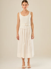 Vestido midi sin mangas con escote redondeado y cinturón decorativo que acentúa la cintura. Su silueta limpia y femenina, junto con la falda con caída suave, lo convierten en una opción elegante y versátil para un look sofisticado y atemporal.

Detalles:

Color: Blanco

Material: 69% Rayo