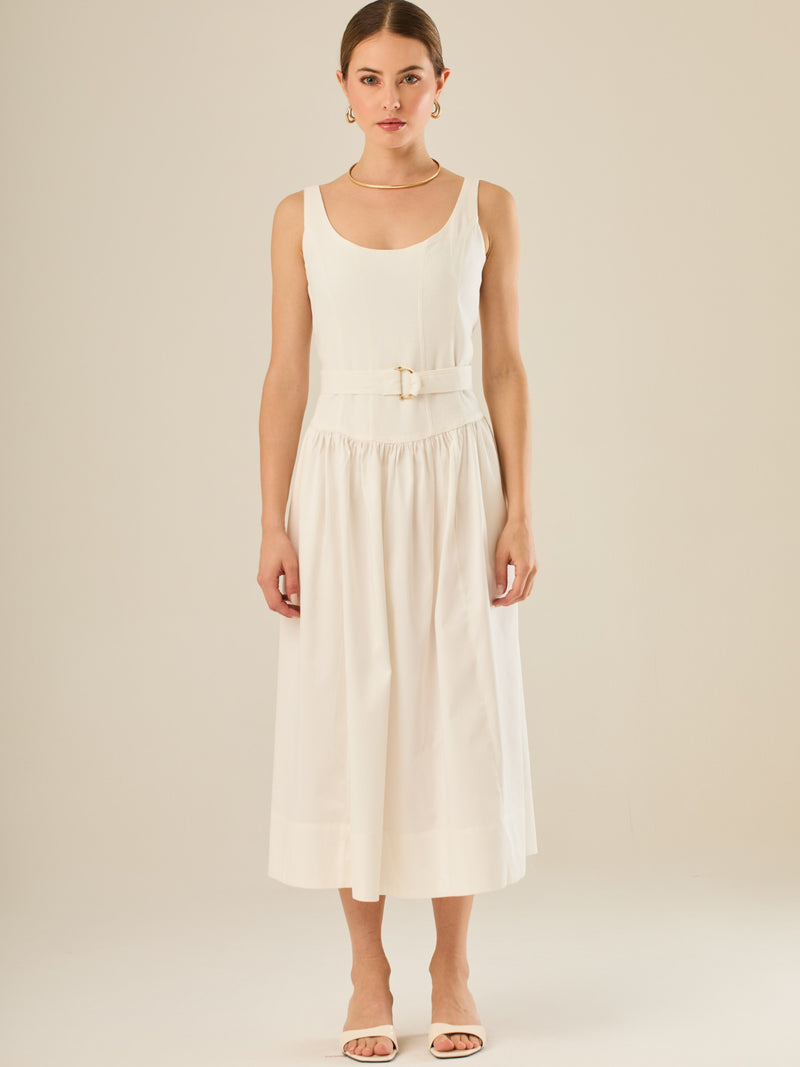 Vestido midi sin mangas con escote redondeado y cinturón decorativo que acentúa la cintura. Su silueta limpia y femenina, junto con la falda con caída suave, lo convierten en una opción elegante y versátil para un look sofisticado y atemporal.

Detalles:

Color: Blanco

Material: 69% Rayo