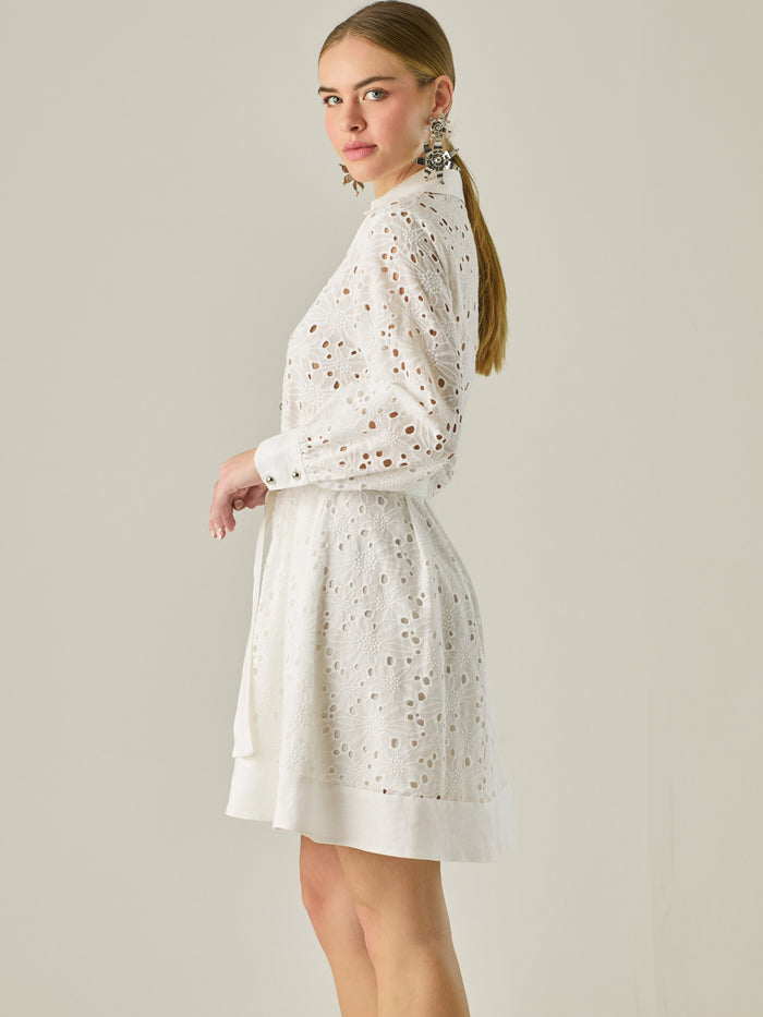 Vestido corto con bordado calado, mangas largas y cinturón para ajustar la silueta. Su diseño femenino y delicado combina frescura y elegancia, ideal para crear looks sofisticados con un toque romántico.

Detalles:

Color: Blanco Perla

Material: 100% Algodon

Características: Incluye cinturón a tono.