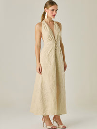 Vestido largo con escote halter profundo y espalda descubierta, ideal para ocasiones especiales. Su diseño sofisticado se realza con detalles bordados y una silueta que estiliza, logrando un look elegante y llamativo con un aire moderno.

Detalles:

Color: Sand

Material: 100% Algodon

Características: Incluye botones.