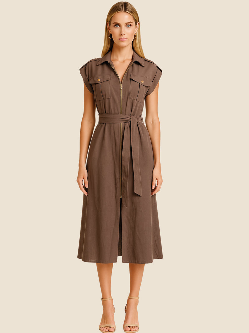 Diseño atemporal con carácter. Este vestido midi sin mangas combina estructura y feminidad con detalles utilitarios como bolsillos frontales, cierre metálico y solapas marcadas. El cinturón en la cintura permite ajustar la silueta, creando un look pulido ideal para la oficina, eventos casuales o estilismos urbanos con elegancia natural.