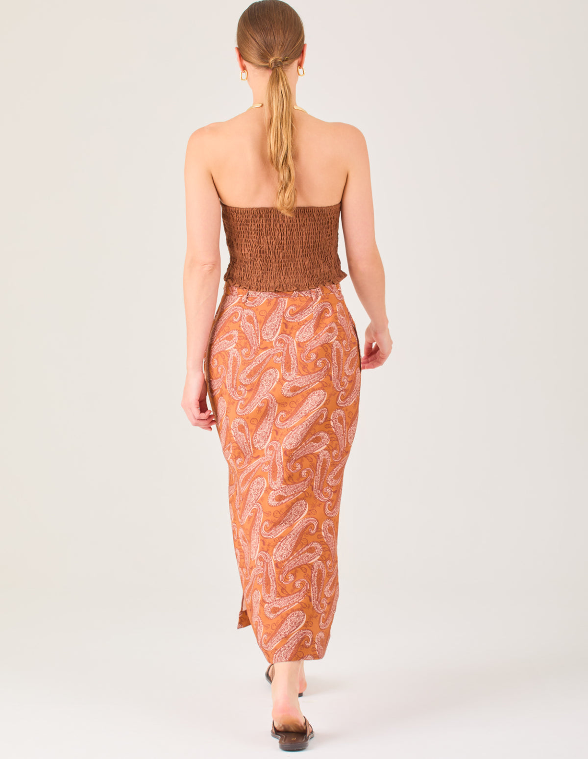 falda de color camel  con cintura alta 