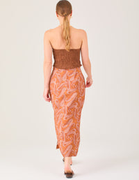 falda de color camel  con cintura alta 