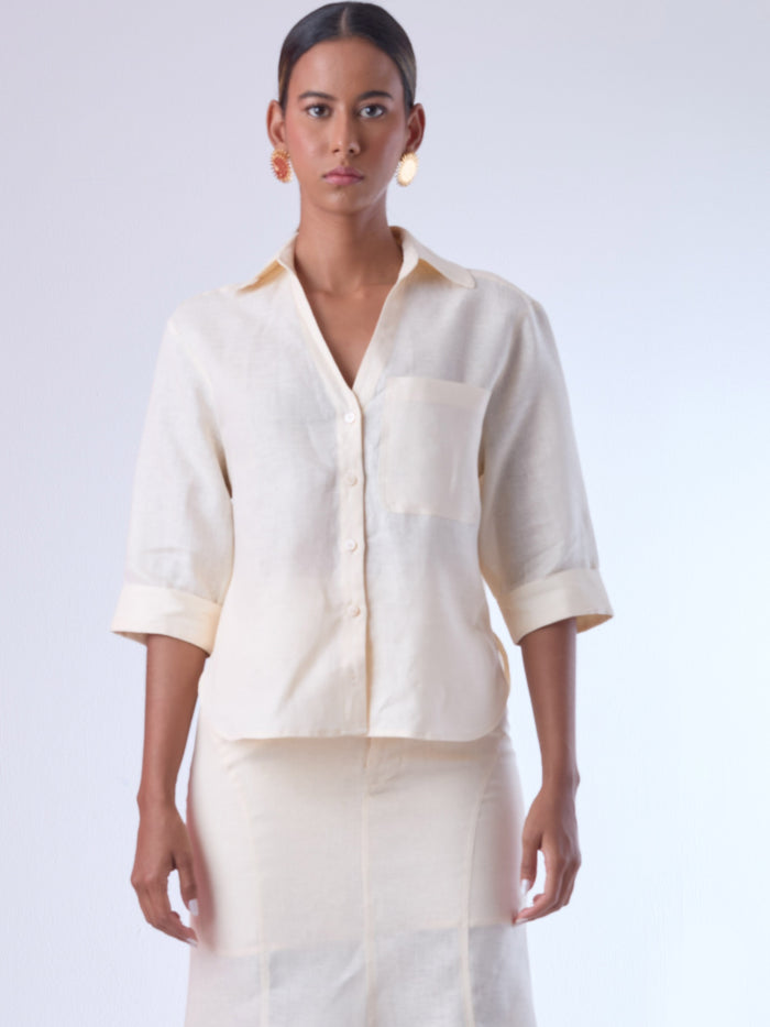 Ligera, versátil y refinada. Esta blusa de corte recto incorpora un bolsillo frontal y cuello camisero para un look pulido sin esfuerzo. Las mangas tres cuartos con puño doblado aportan un aire relajado pero estructurado, ideal para combinaciones formales o atuendos casuales con un toque sofisticado.

Detalles:

Color: Sand