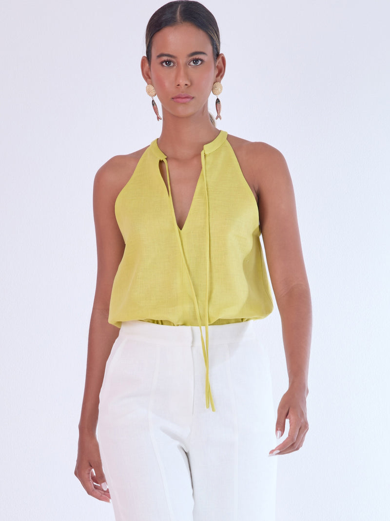 Blusa sin mangas de corte relajado con escote en "V" y delicado detalle de lazo que añade un toque sutil y femenino. Su diseño ligero y elegante la hace ideal para lograr un look fresco, moderno y atemporal

Detalles:

Color: Amarillo