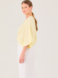De tela ligera, escote en V y diseño suelto, es ideal para looks frescos y veraniegos. El nudo central le da un toque moderno y femenino.