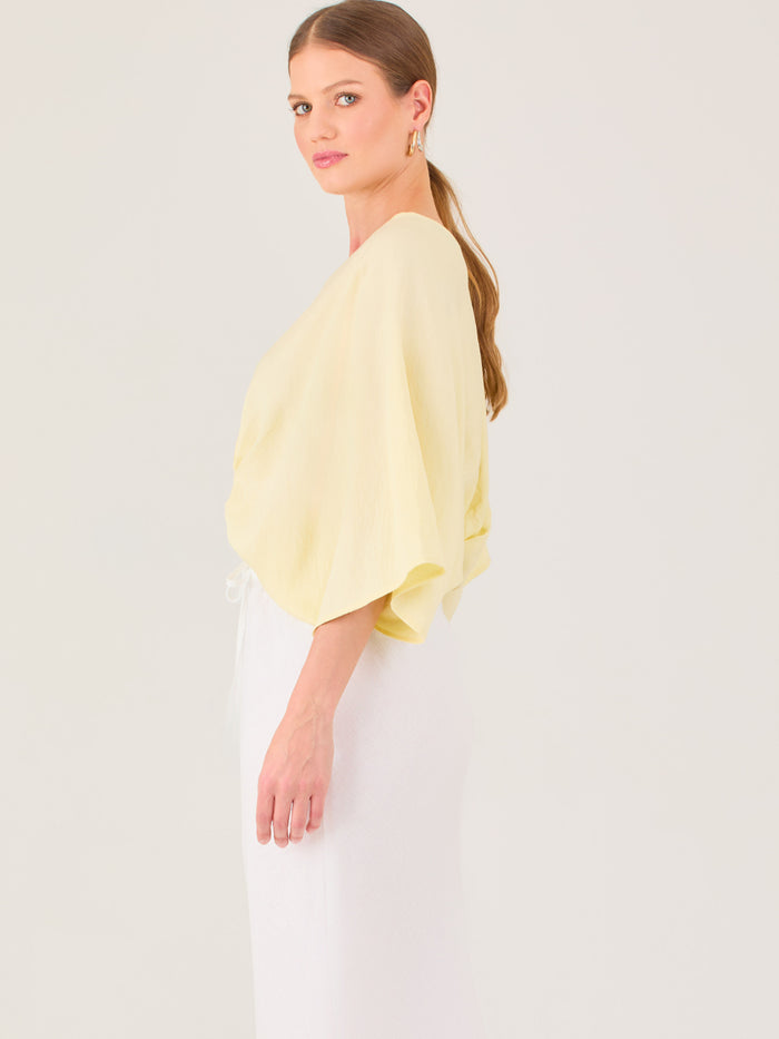 De tela ligera, escote en V y diseño suelto, es ideal para looks frescos y veraniegos. El nudo central le da un toque moderno y femenino.