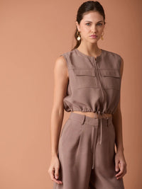 Blusa Ardaza Café corta con bolsillos superiores y cordón ajustable para un estilo casual sofisticado.