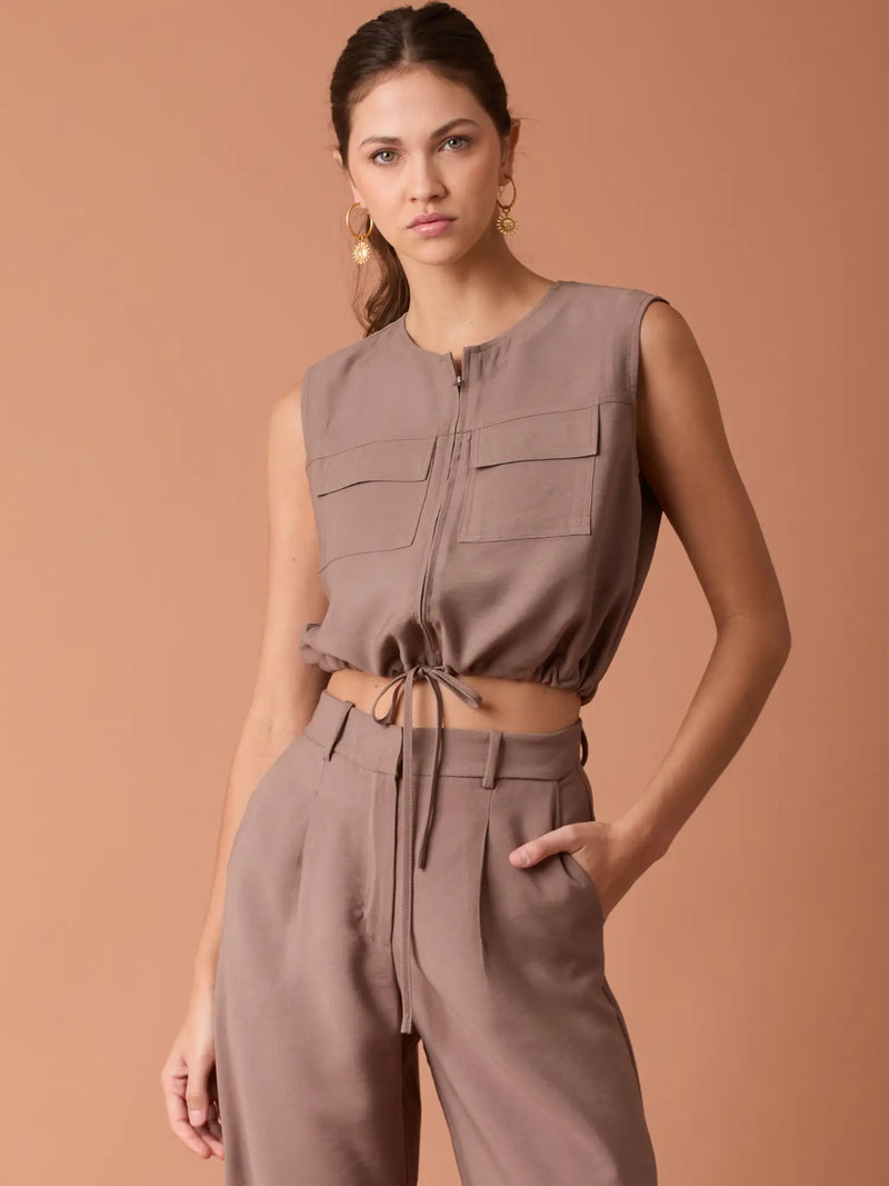 Blusa Ardaza Café moderna con cierre zip frontal y silueta sin mangas en color café.