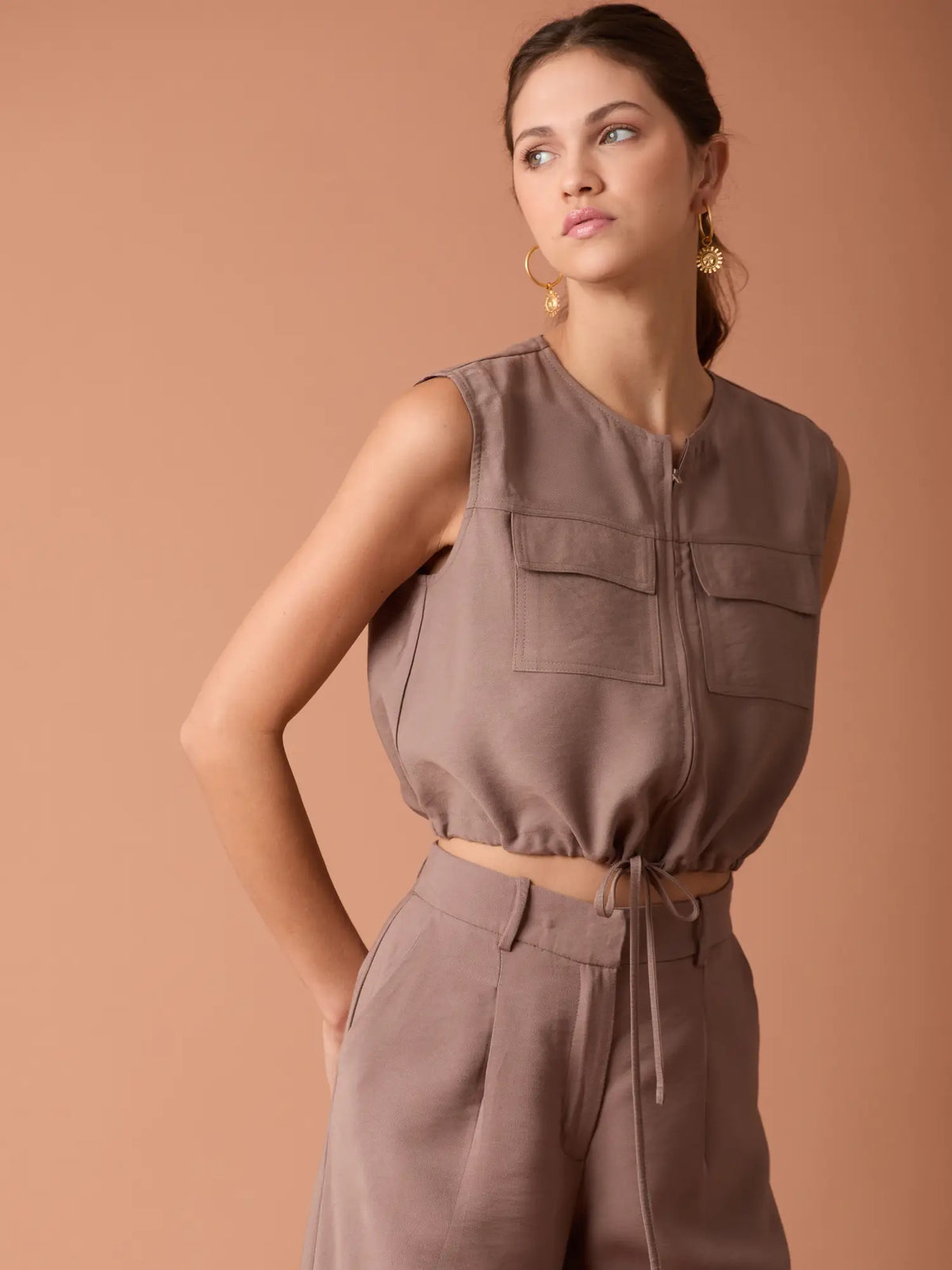 Blusa Ardaza Café sin mangas con diseño moderno y acabado moderno en tono café.