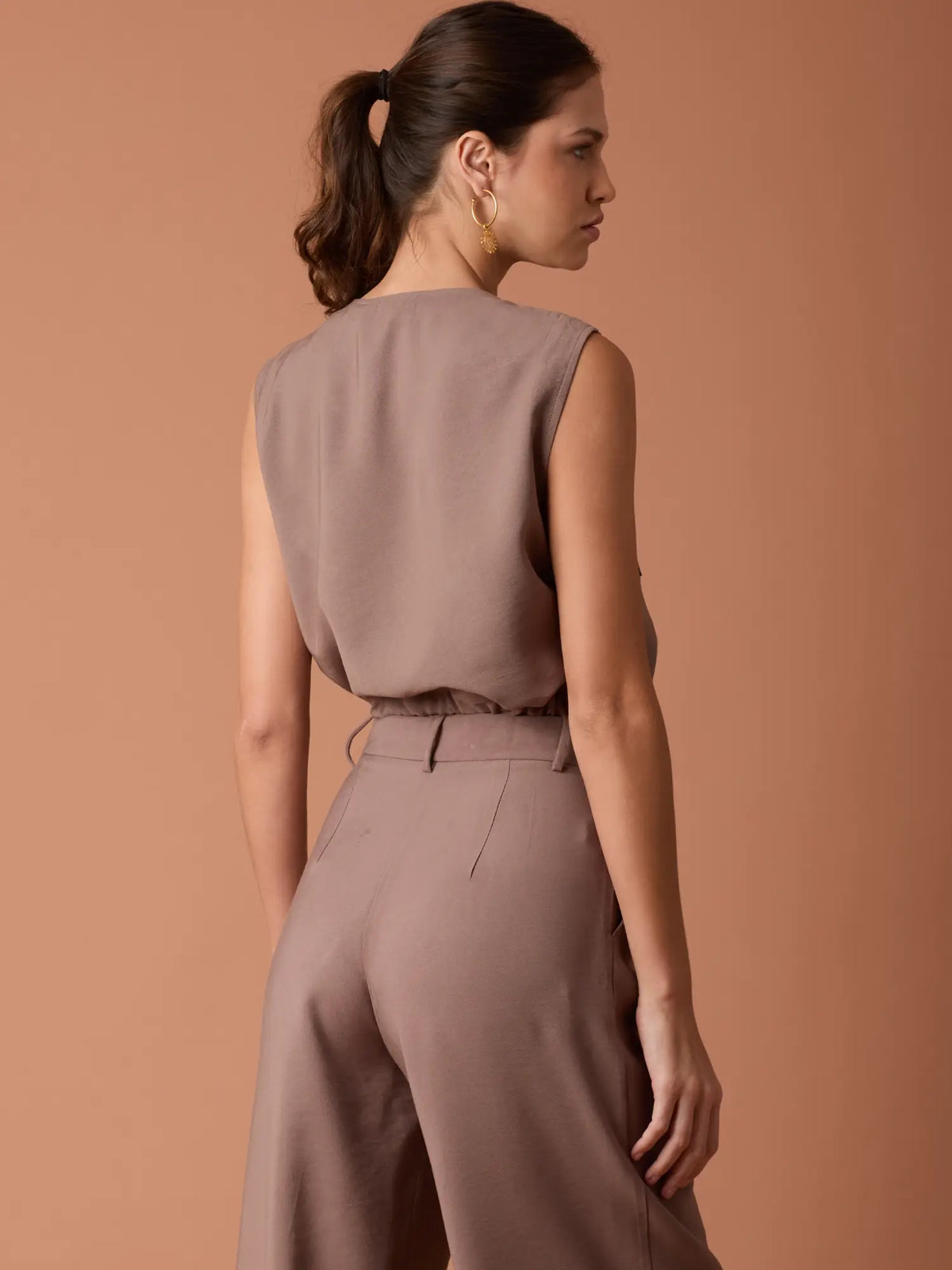 Blusa Ardaza Café para mujer estilo crop chic y minimalista.