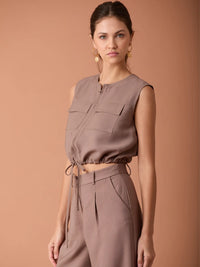 Blusa Ardaza Café sin mangas con ajuste de cordón en la cintura y diseño moderno para mujer.