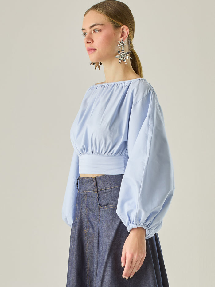 Blusa corta de escote amplio y mangas globo que aportan un aire dramático y femenino. Con ajuste en la cintura y caída fluida, es una pieza sofisticada y fresca que eleva cualquier look con un estilo moderno y elegante.

Detalles:

Color: Baby Blue

Material: 95% Algodón 5% Elastomero