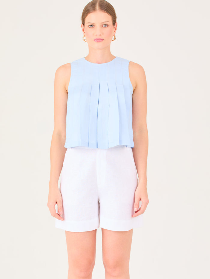 Blusa sin mangas de silueta recta con delicados pliegues frontales que aportan movimiento y un acabado refinado.

Detalles:

Color: Baby Blue
