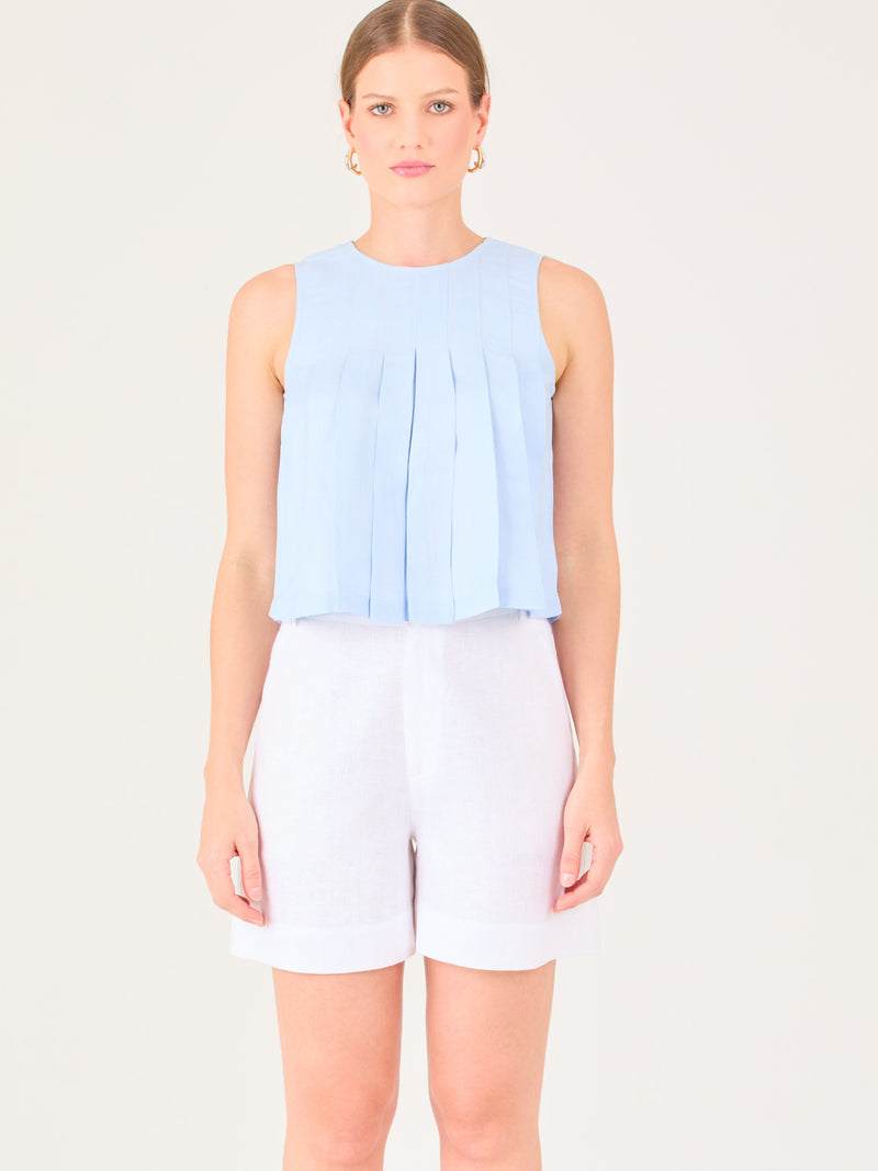 Blusa sin mangas de silueta recta con delicados pliegues frontales que aportan movimiento y un acabado refinado.

Detalles:

Color: Baby Blue